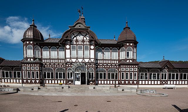 640px-An_den_Gradierhäusern,_Ensemble_der_Gradierhäuser_Bad_Salzungen_20200920_005 Im beschaulichen Bad Salzungen wurden dramatische Beißvorfälle verhandelt | Foto von Tilman2007, CC BY-SA 4.0 Deed